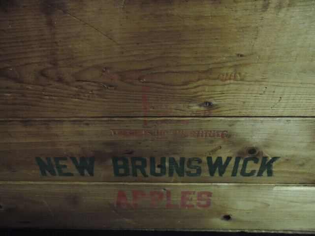 Wooden New Brunswick Apple Box in Arts & Collectibles in Moncton - Image 3