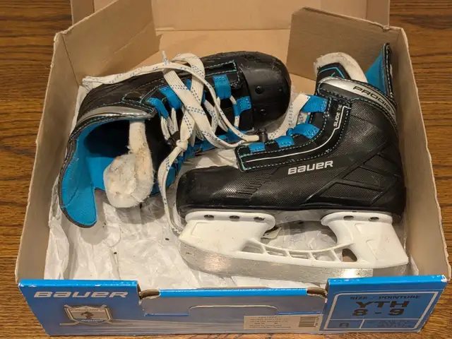 Youth used ice skates and helmets in Skates & Blades in City of Toronto - Image 4