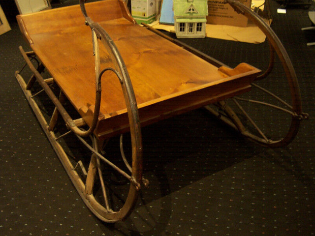 Traineau antique converti en table basse de salon-antique sleigh dans Art et objets de collection  à Ville de Montréal - Image 2