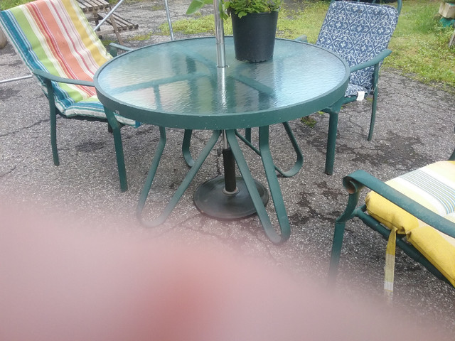 Table et 3 chaises d'exterieur dans Mobilier pour terrasse et jardin  à Ville de Québec - Image 2