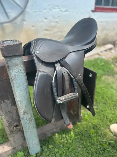 beginner english saddle good used condition rider outgrew it $150 obo measurements in pics