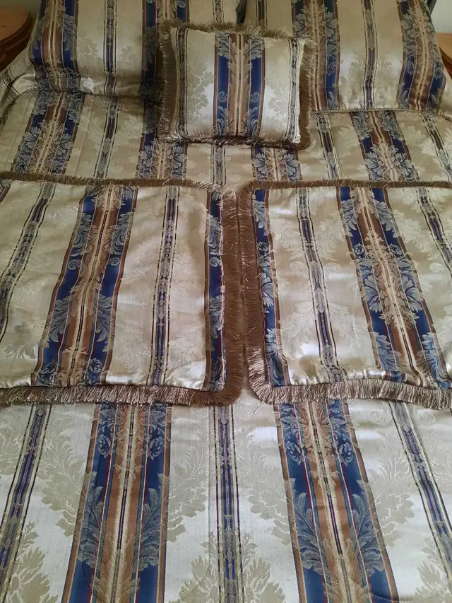 ens. douillette pour lit très grand (king) in Bedding in Gatineau - Image 2