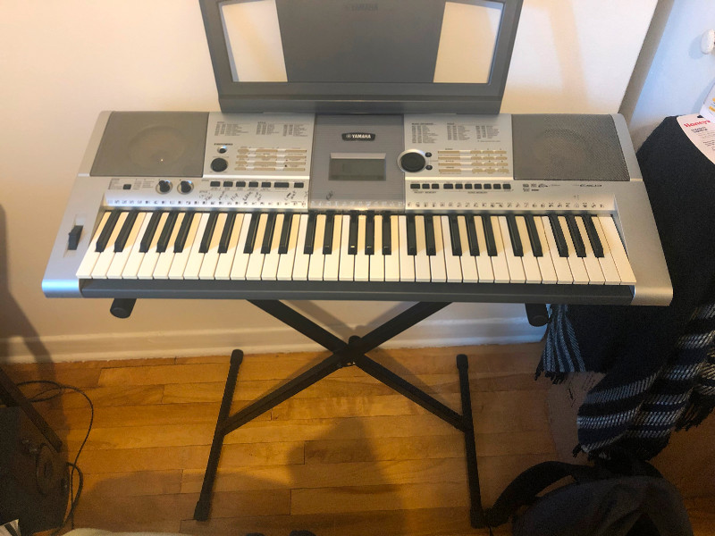 Yamaha PSR E403 Keyboard (with stand and sheet music holder) Pianos