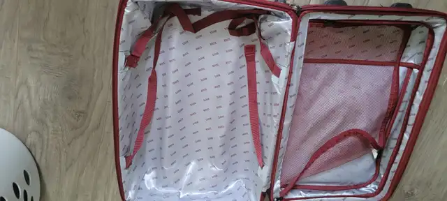 CARRY  ON ROOTS SUIT CASE LIKE NEW FOR SALE. in Bags & Luggage in Mississauga / Peel Region - Image 3