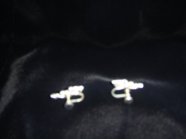 Vintage screw back earrings in Jewellery & Watches in Edmonton - Image 2