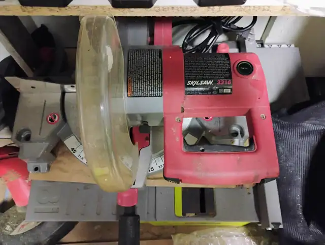 HARDLY USED SKILL SAW FOR WOOD CUTTING TABLE TOP-IN A VERY GOOD in Power Tools in Mississauga / Peel Region - Image 2