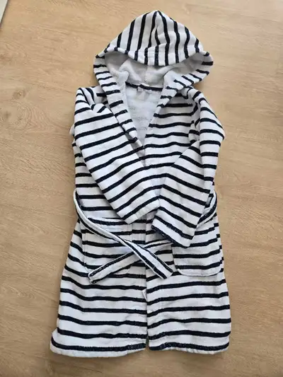 Great condition 100%cotton(actually absorbs water!) Us 9-10 Eur 134/140