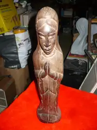 Statue religieuse: Sculpture de bois d'une femme qui prie
