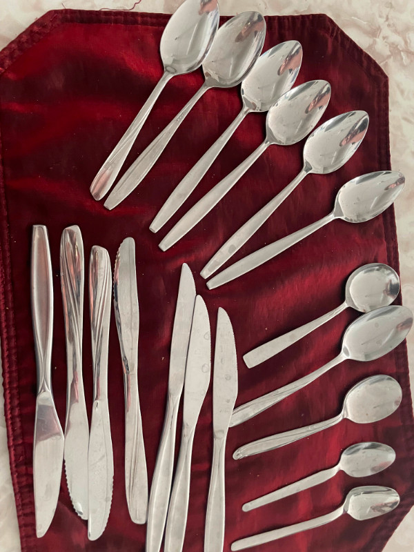 41 PIECES OF MISCELLANEOUS CUTLERY--GREAT FOR COTTAGE OR CAMPING in Kitchen & Dining Wares in Winnipeg - Image 2