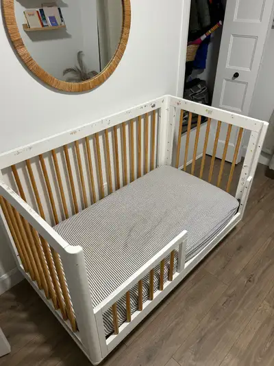 Rebord avec traces de dents sur la peinture Peut se convertir selon l’âge du bébé pour avoir la barr...