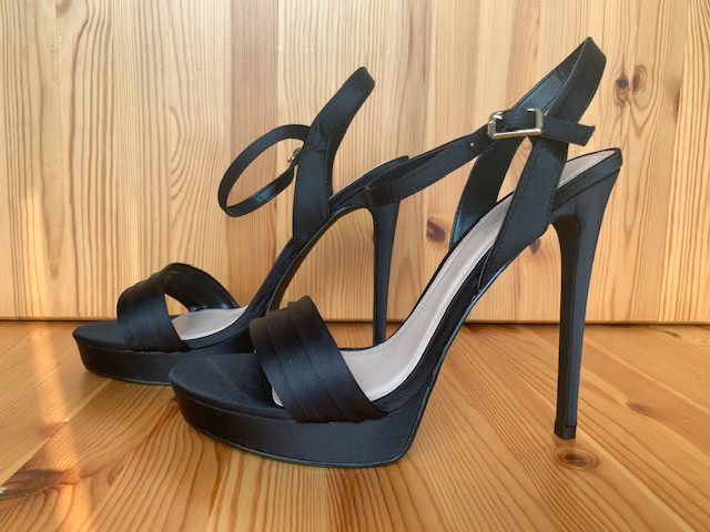 Black Platform Sandals in Women's - Shoes in Edmonton - Image 2