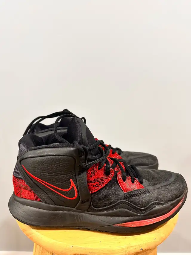 Kyrie Irving Basketball Shoes Size 8 in Men's Shoes in City of Toronto - Image 4