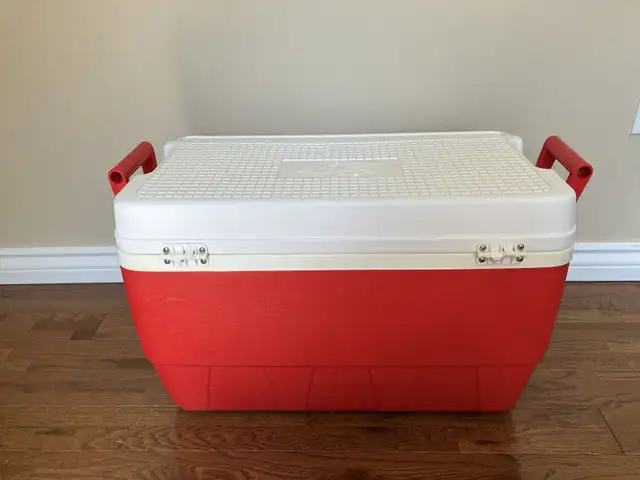 Vintage Red and White Igloo Coca Cola 25 Quart Cooler in Fishing, Camping & Outdoors in City of Montréal - Image 7