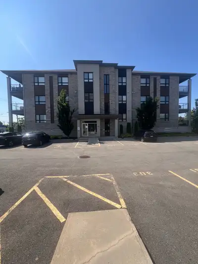 TITRE : Splendide condo Prestige 4½ au RDC (1 200 pi²) – Vie de quartier à pied à Blainville DESCRIP...