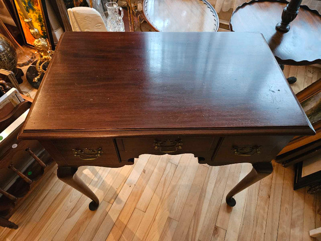 Vintage Solid Wood Petite Hall Table Writing Desk dans Bureaux  à Ville de Montréal - Image 2