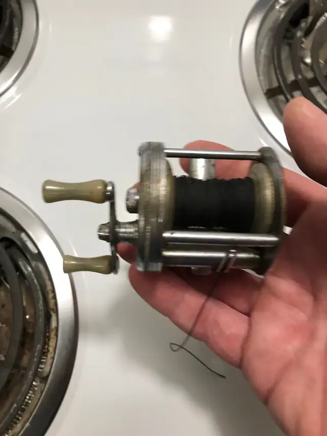 Vintage BRONSON Lashless Model No . 1700 Fishing Reel . in Fishing, Camping & Outdoors in Sarnia - Image 10