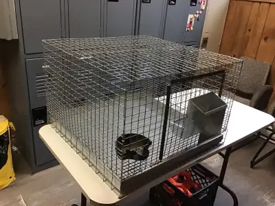 Cage à lapin en acier galvanisé. Dimensions: 24"x 24"x 16" de hauteur. Mangeoire et abreuvoir inclus...