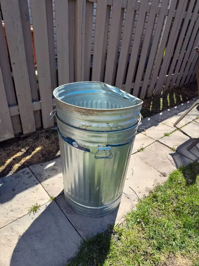Garbage can (2) in metal62863272886786126