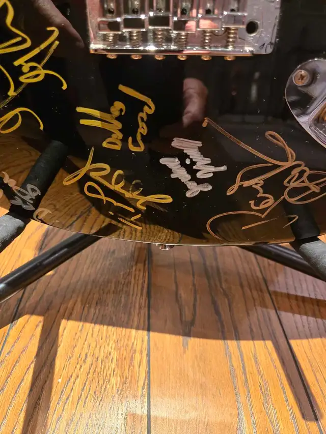 SQUIRE STRATOCASTER ELECTRIC GUITAR Fender Signed in Guitars in Ottawa - Image 5