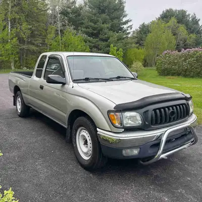 True survivor! 2003 Toyota Tacoma xtracab 2WD, 2.4L, 5 speed standard, 152,000km -interior,box,cab,d...