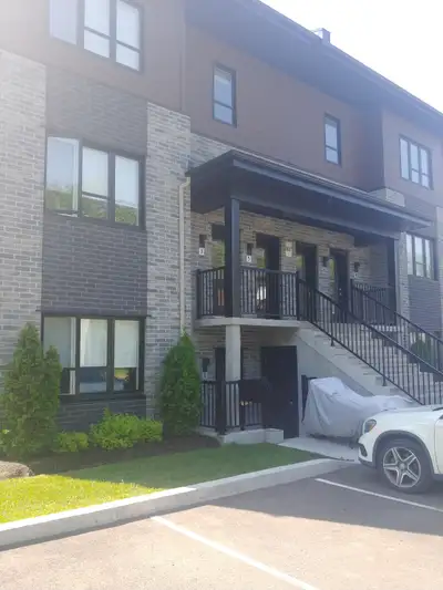 Grand condo à louer, 2ème étage, bâtiment construction 2020, trois grandes chambres à coucher, une s...