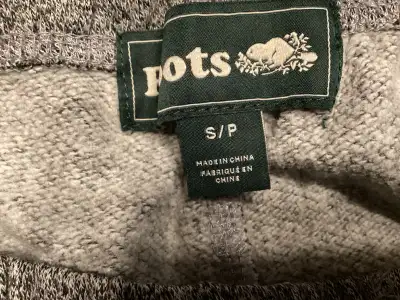 Pre-owned Roots sweatpants, ladies small. Classic Roots logo on front. Salt and pepper black and whi...