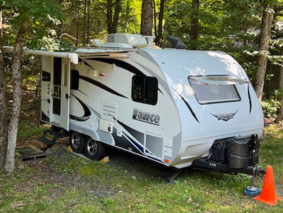 AWESOME LANCE TRAVEL TRAILER 2016 Model 1685