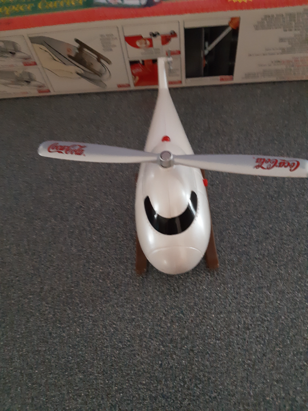 Semi remorque a baterie 2000 coca-cola Holiday Helicopter in Arts & Collectibles in Lévis - Image 6
