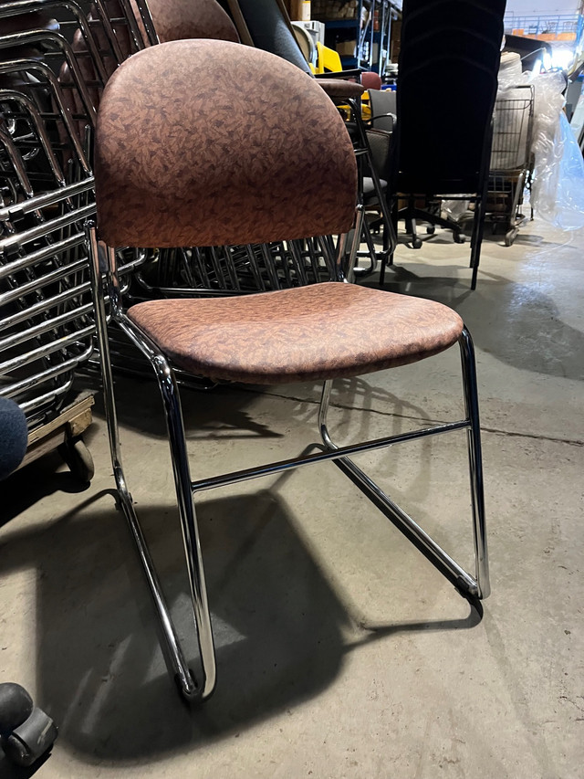 Chaise avec cadre en acier chromé in Chairs & Recliners in Drummondville - Image 3