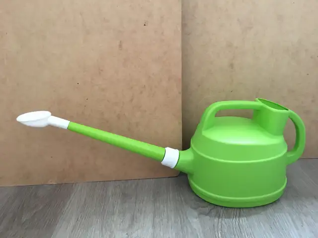 plant watering can in Plants, Fertilizer & Soil in City of Montréal - Image 3