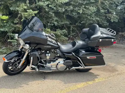 2018 Harley Davidson Ultra Limited FLHTK. New tires in 2025 Dunlop American Classics. New plugs and...