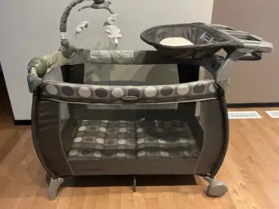 Eddie Bauer pack and play with bassinet, View more