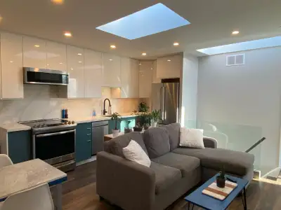 Bright 2 bedroom apartment freshly renovated top-to-bottom with high end finished located in the hea...