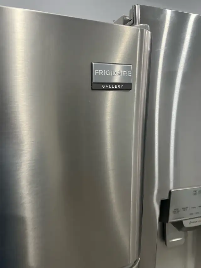 Frigidaire 18.2 cuft top freezer bottom fridge can deliver  in Refrigerators in Oakville / Halton Region - Image 3