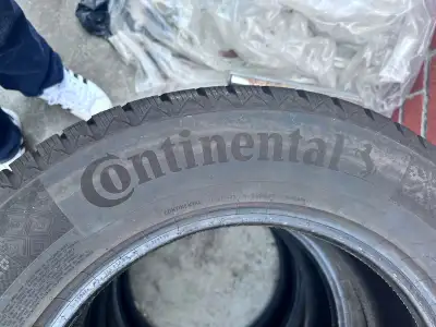 4 Pneus hiver Continental VikingContact, Dimensions: 235/65 R 17 108T XL. Ce jeu de quatre pneus por...
