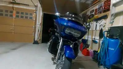 2015 Harley Roadglide Ultra CVO Sapphire blue and black. New tires, Air ride, upgrade Andrews midran...
