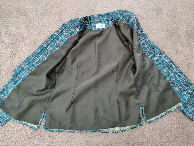 Women Chinese Green Top Blazer / Dress Suit Jacket - Size: Small in Women's - Tops & Outerwear in Calgary - Image 7