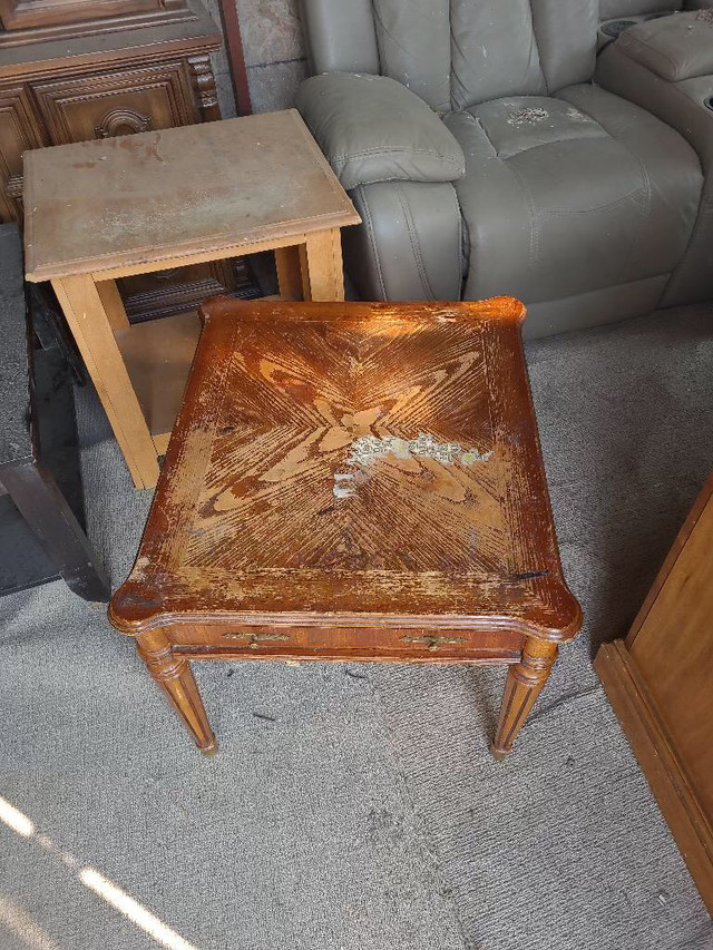 solid wood end table in Arts & Collectibles in St. Albert - Image 3