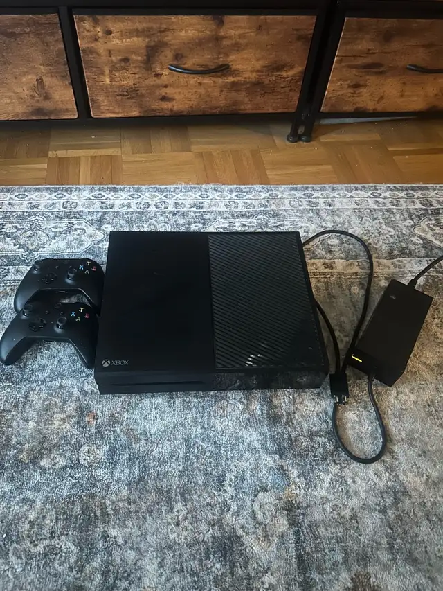 Xbox 1 with 2 controllers and all cables  in XBOX One in City of Montréal - Image 2