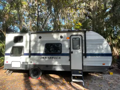 Magnifique roulotte légère, propre et très bien entretenue, parfaite pour les escapades en famille....