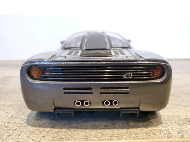 1:18 Diecast Maisto Special Edition 1993 McLaren F1 Roadcar NB in Arts & Collectibles in Kawartha Lakes - Image 4