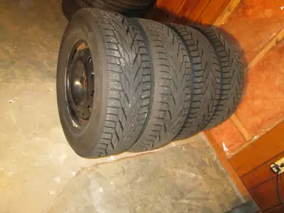 235/70r16, NOKIAN HAKKAPELIITTA R2 SUV SNOWTIRES ON JEEP RIMS