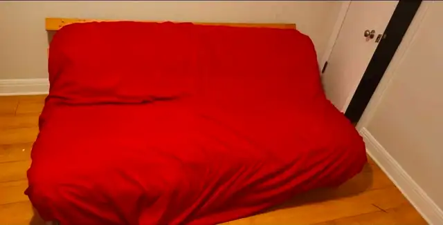 Sofa-Lit avec base en bois robuste – Très bon état in Beds & Mattresses in City of Montréal - Image 3