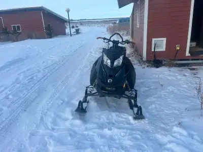 2016 Ski-doo Summit SP -163” track -3” lugs -718 km’s -electric start -$7800