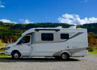 VR motorisé Classe B+ fabriqué au Canada par Leisure Travel Vans (anciennement Triple E) Modèle UNIT...