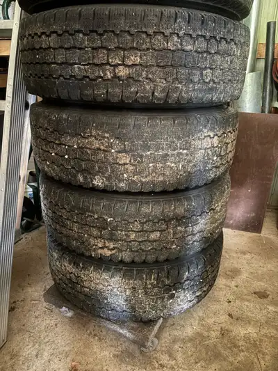 Set of 4 -265 75 16 LT Blizzak W965 E load rated snow tires on stock rims from a GMC Savana 2500 350...