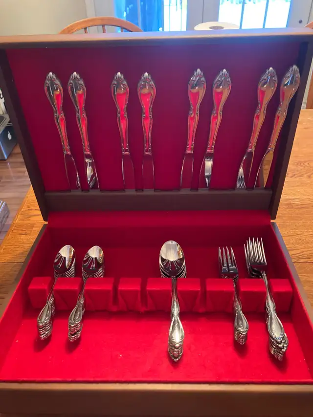 Oneida LTD.  Deluxe Flatware Set65565401721346120