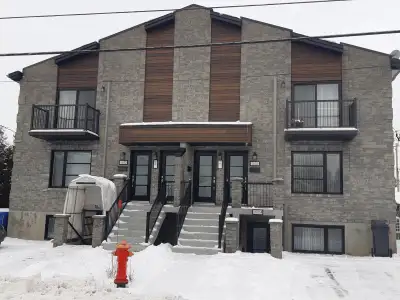 3 1/2 A LOUER ST HUBERT TRIPLEX LIBRE  TRANQUILLE A VOIR