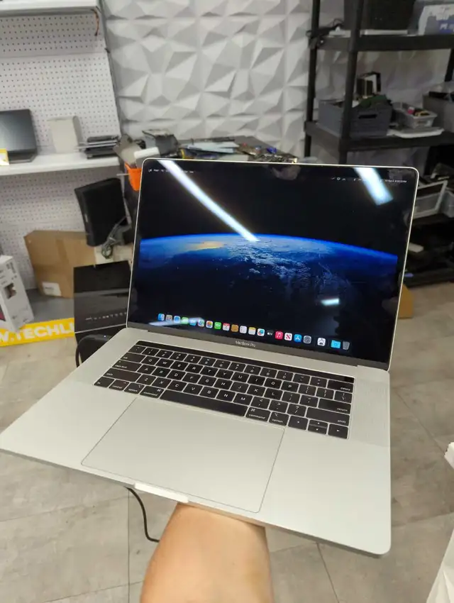 MacBook pro 2017  in Laptops in City of Montréal - Image 3