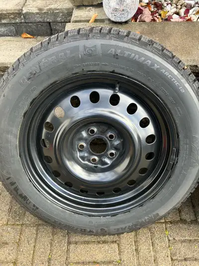 Ces pneus d'hiver General Altimax Arctic 12 de dimension 225/60 R18 sont montés sur des jantes en ac...